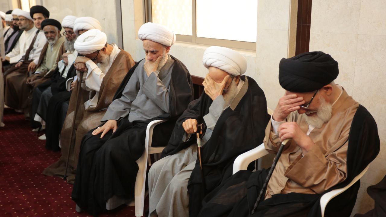آية الله قاسم يودع رفيق دربه.. ويشارك الآلاف في التشييع المهيب للعلامة الراحل الوداعي