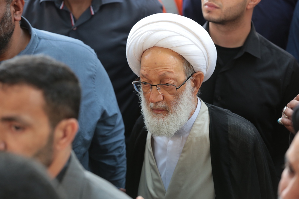 آية الله قاسم يشارك في ختام مراسم العزاء برحيل العلامة الوداعي بموكب وفاء حاشد