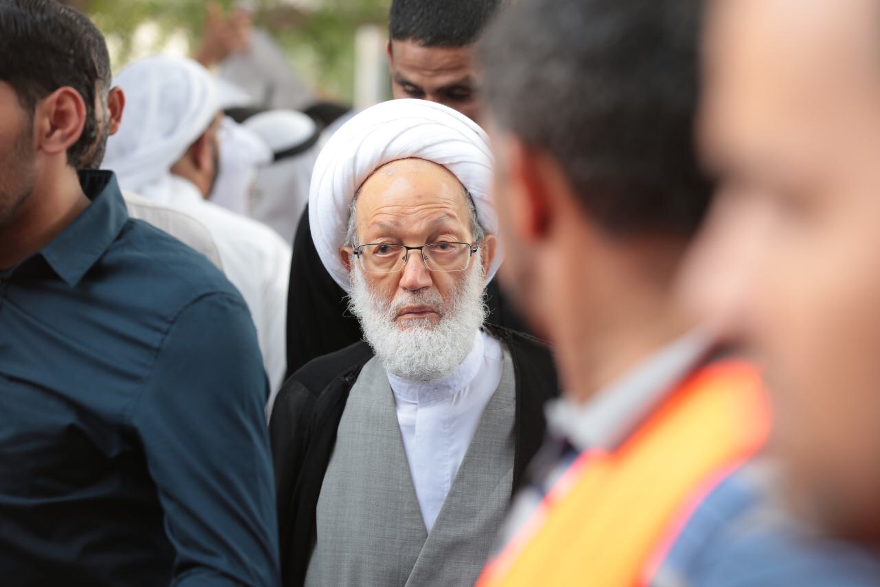 آية الله قاسم يودع رفيق دربه.. ويشارك الآلاف في التشييع المهيب للعلامة الراحل الوداعي