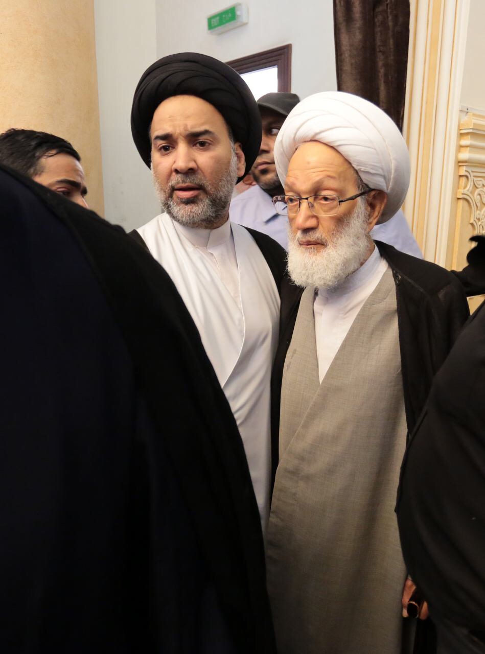 آية الله قاسم يودع رفيق دربه.. ويشارك الآلاف في التشييع المهيب للعلامة الراحل الوداعي
