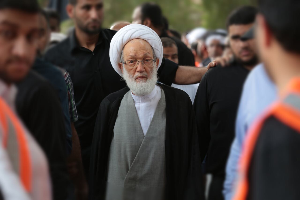 آية الله قاسم يودع رفيق دربه.. ويشارك الآلاف في التشييع المهيب للعلامة الراحل الوداعي