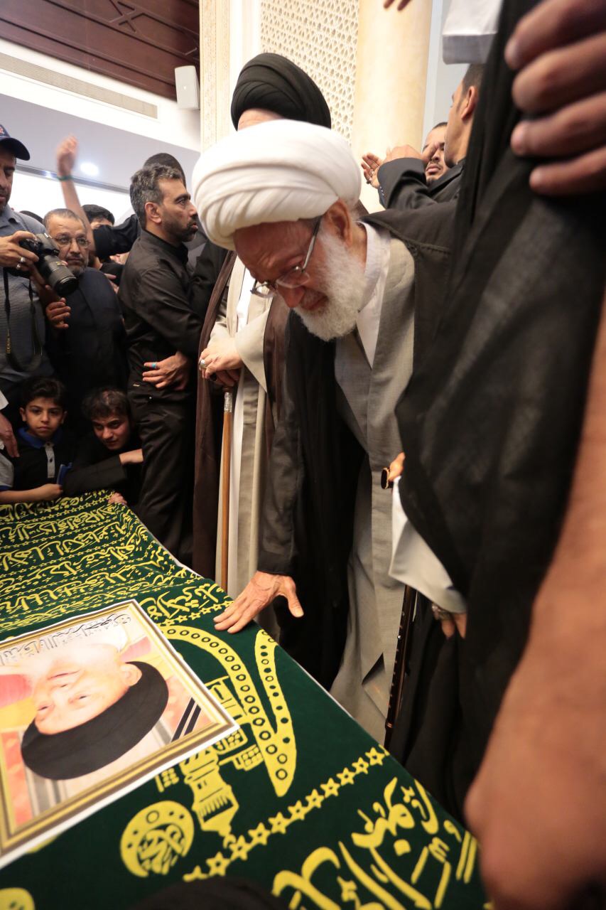 آية الله قاسم يودع رفيق دربه.. ويشارك الآلاف في التشييع المهيب للعلامة الراحل الوداعي