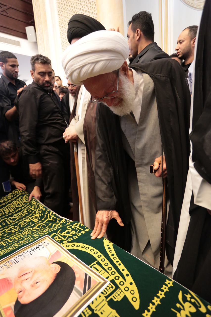 آية الله قاسم يودع رفيق دربه.. ويشارك الآلاف في التشييع المهيب للعلامة الراحل الوداعي