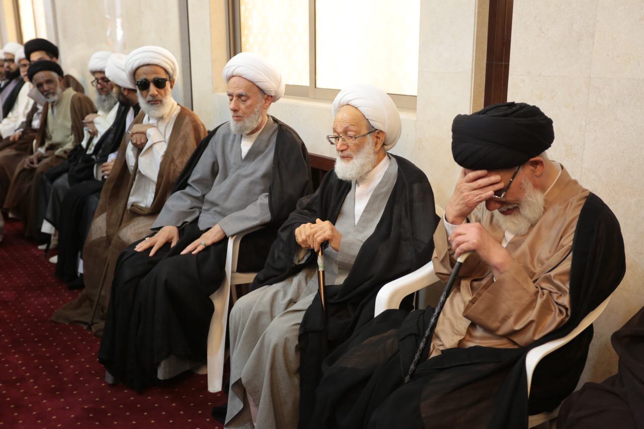 آية الله قاسم يودع رفيق دربه.. ويشارك الآلاف في التشييع المهيب للعلامة الراحل الوداعي