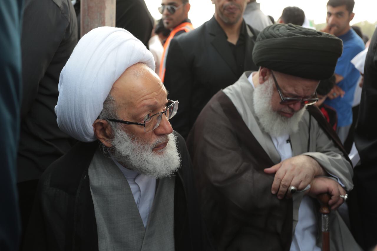 آية الله قاسم يودع رفيق دربه.. ويشارك الآلاف في التشييع المهيب للعلامة الراحل الوداعي