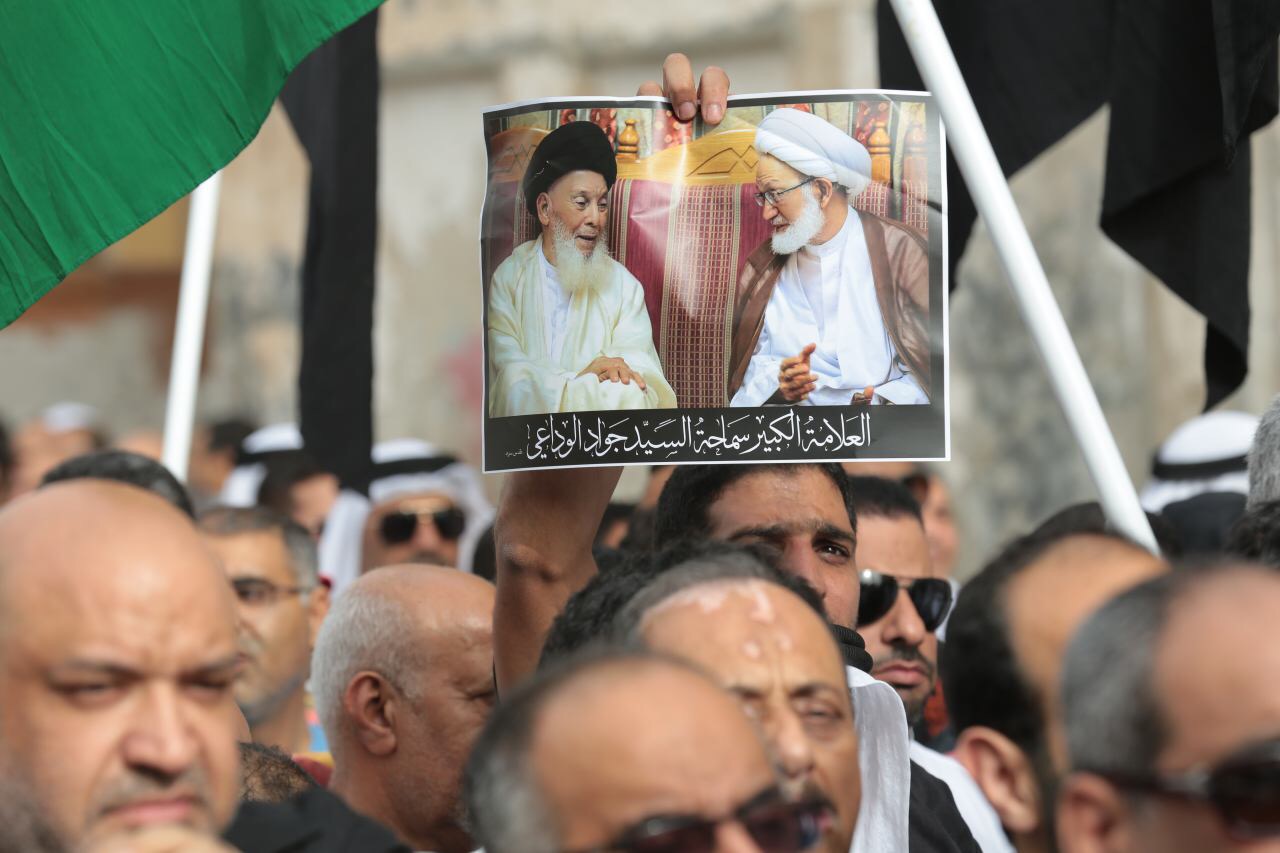 آية الله قاسم يودع رفيق دربه.. ويشارك الآلاف في التشييع المهيب للعلامة الراحل الوداعي