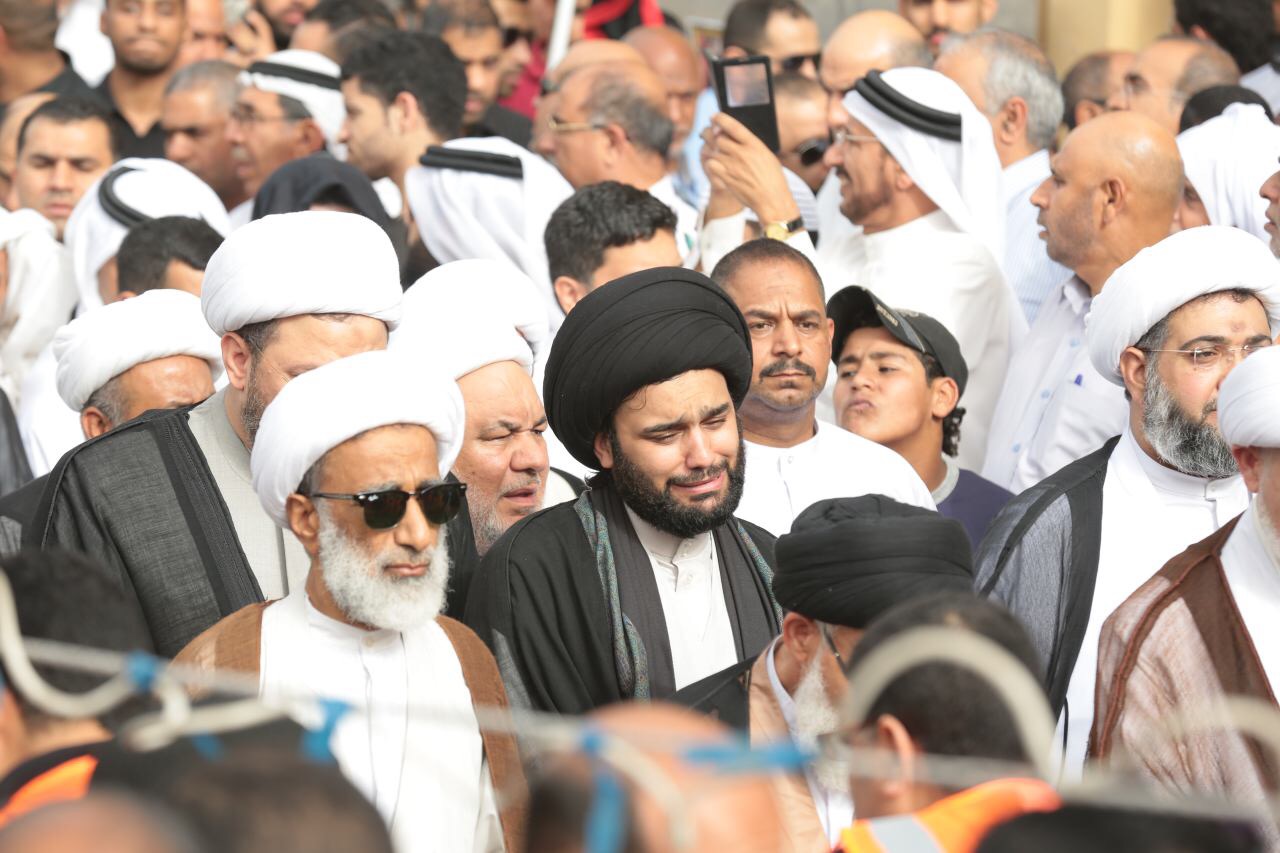 آية الله قاسم يودع رفيق دربه.. ويشارك الآلاف في التشييع المهيب للعلامة الراحل الوداعي