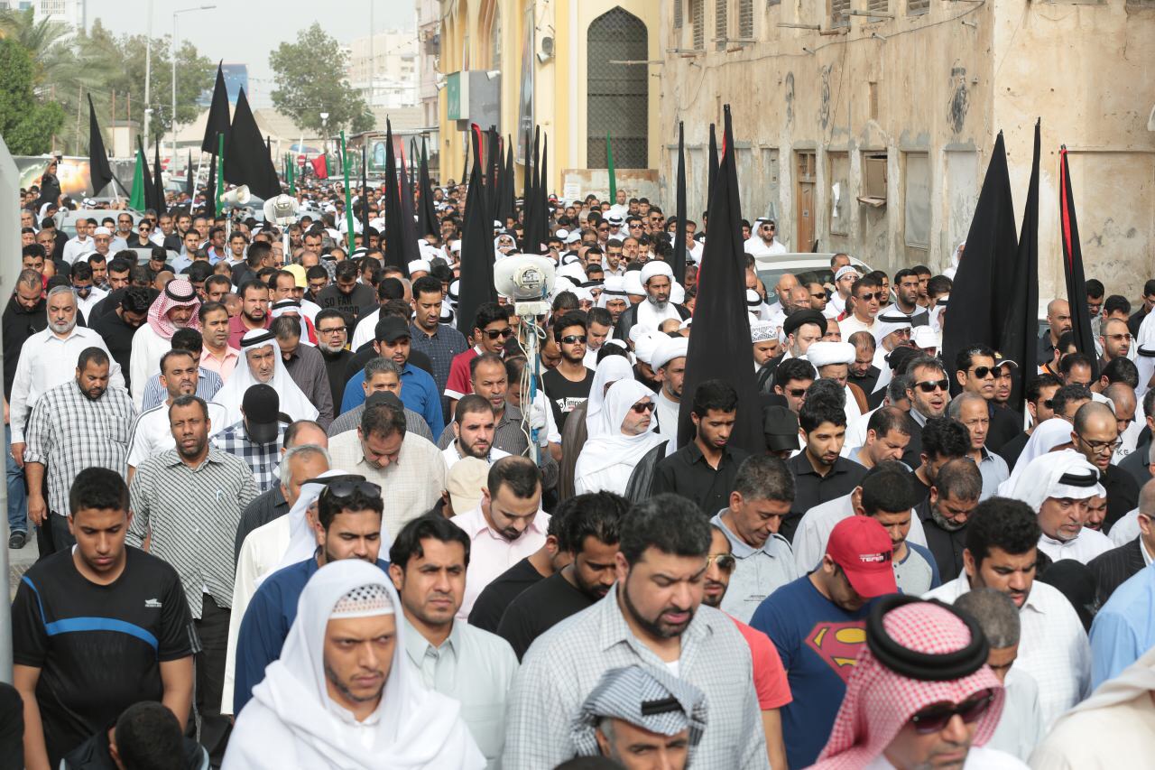 آية الله قاسم يودع رفيق دربه.. ويشارك الآلاف في التشييع المهيب للعلامة الراحل الوداعي