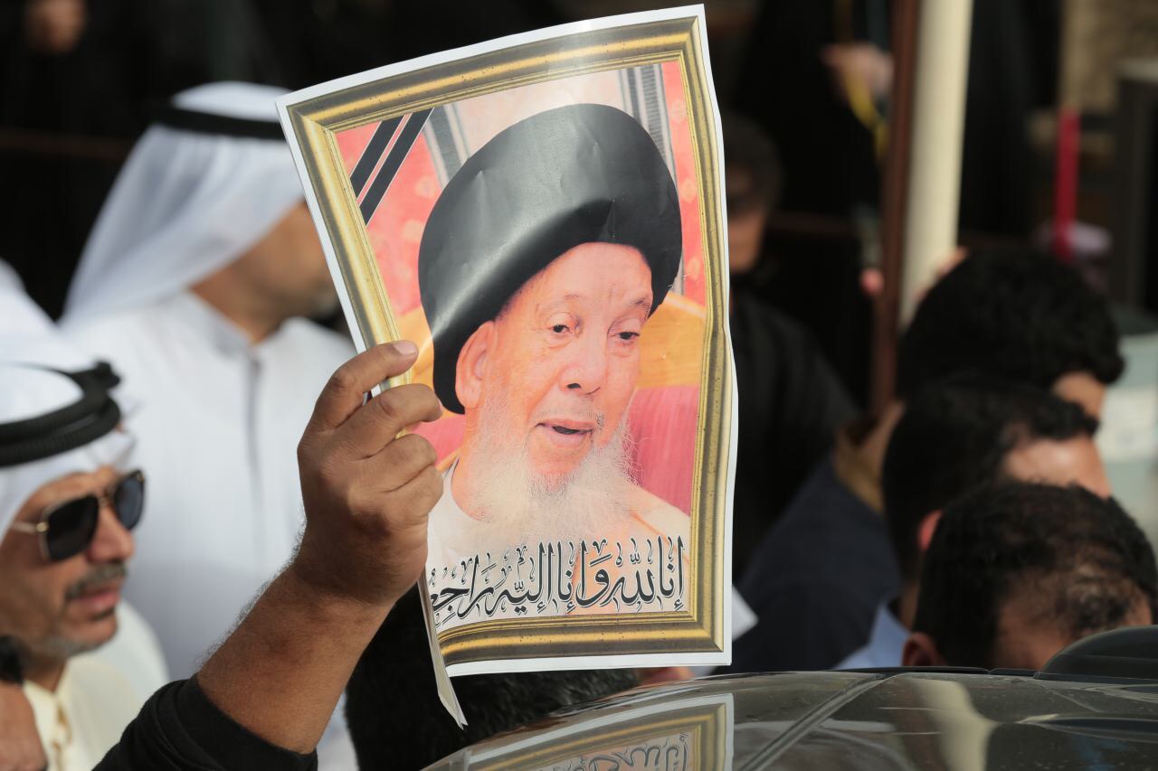 آية الله قاسم يودع رفيق دربه.. ويشارك الآلاف في التشييع المهيب للعلامة الراحل الوداعي