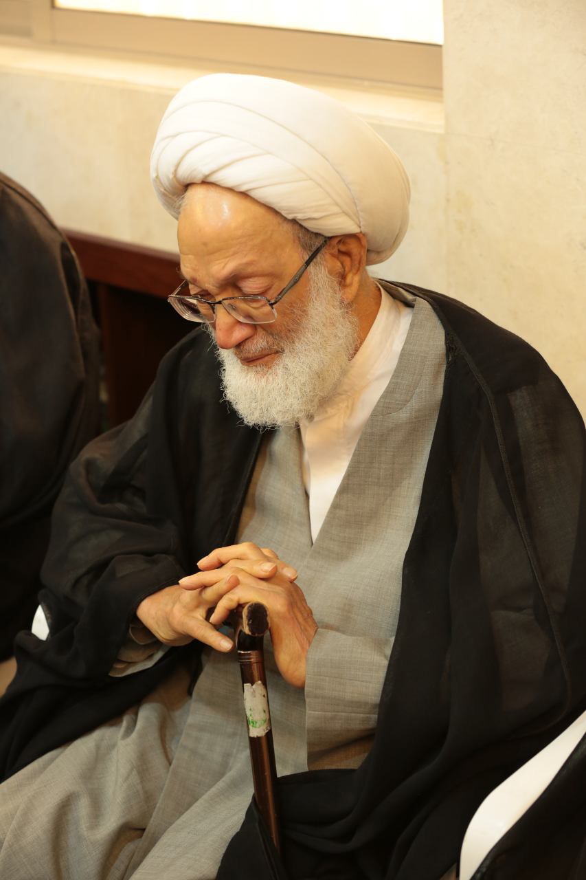 آية الله قاسم يودع رفيق دربه.. ويشارك الآلاف في التشييع المهيب للعلامة الراحل الوداعي