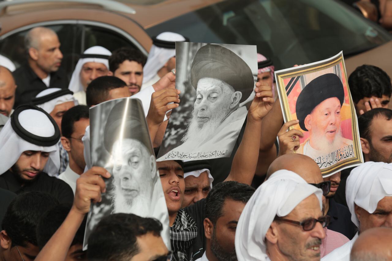 آية الله قاسم يودع رفيق دربه.. ويشارك الآلاف في التشييع المهيب للعلامة الراحل الوداعي