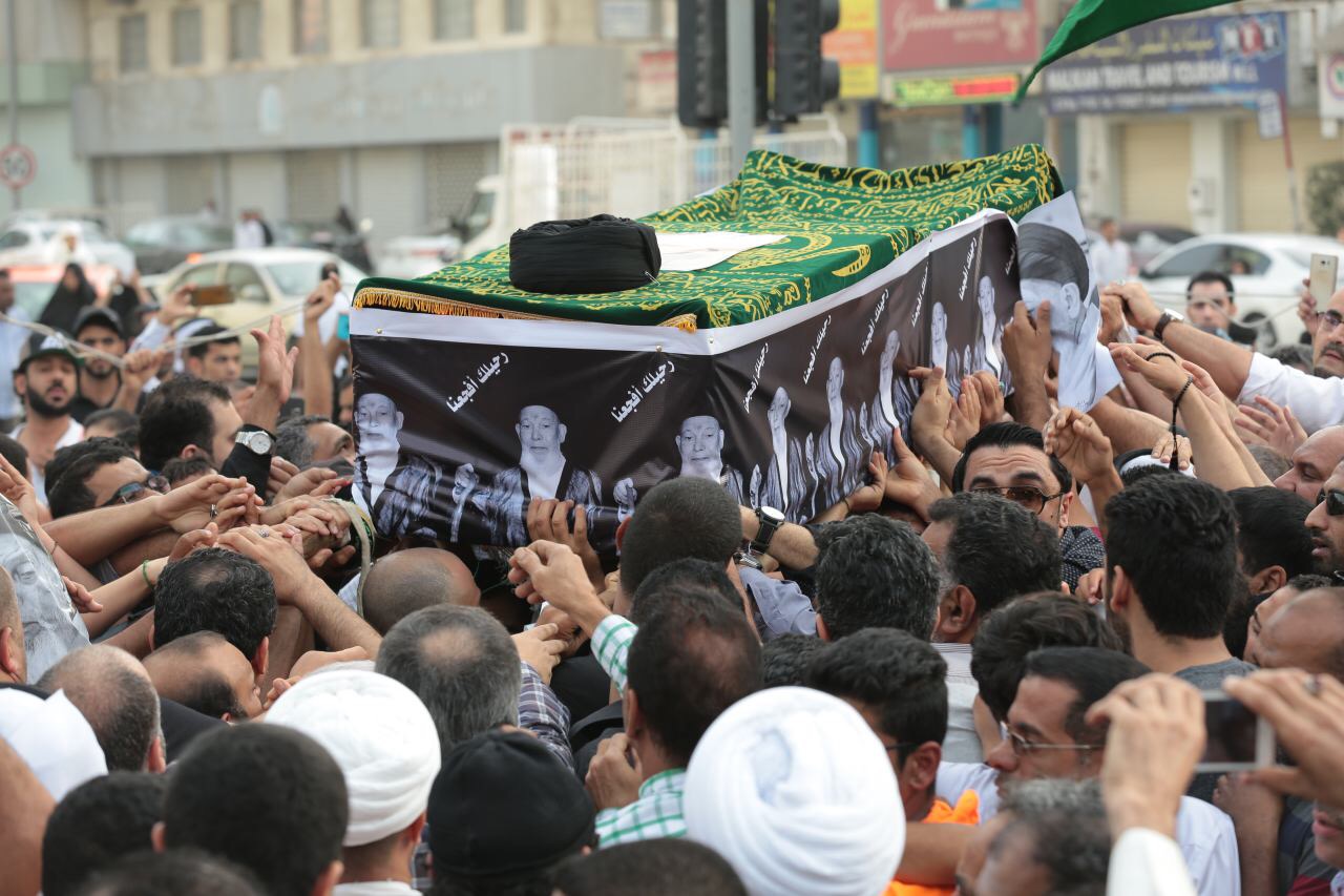 آية الله قاسم يودع رفيق دربه.. ويشارك الآلاف في التشييع المهيب للعلامة الراحل الوداعي