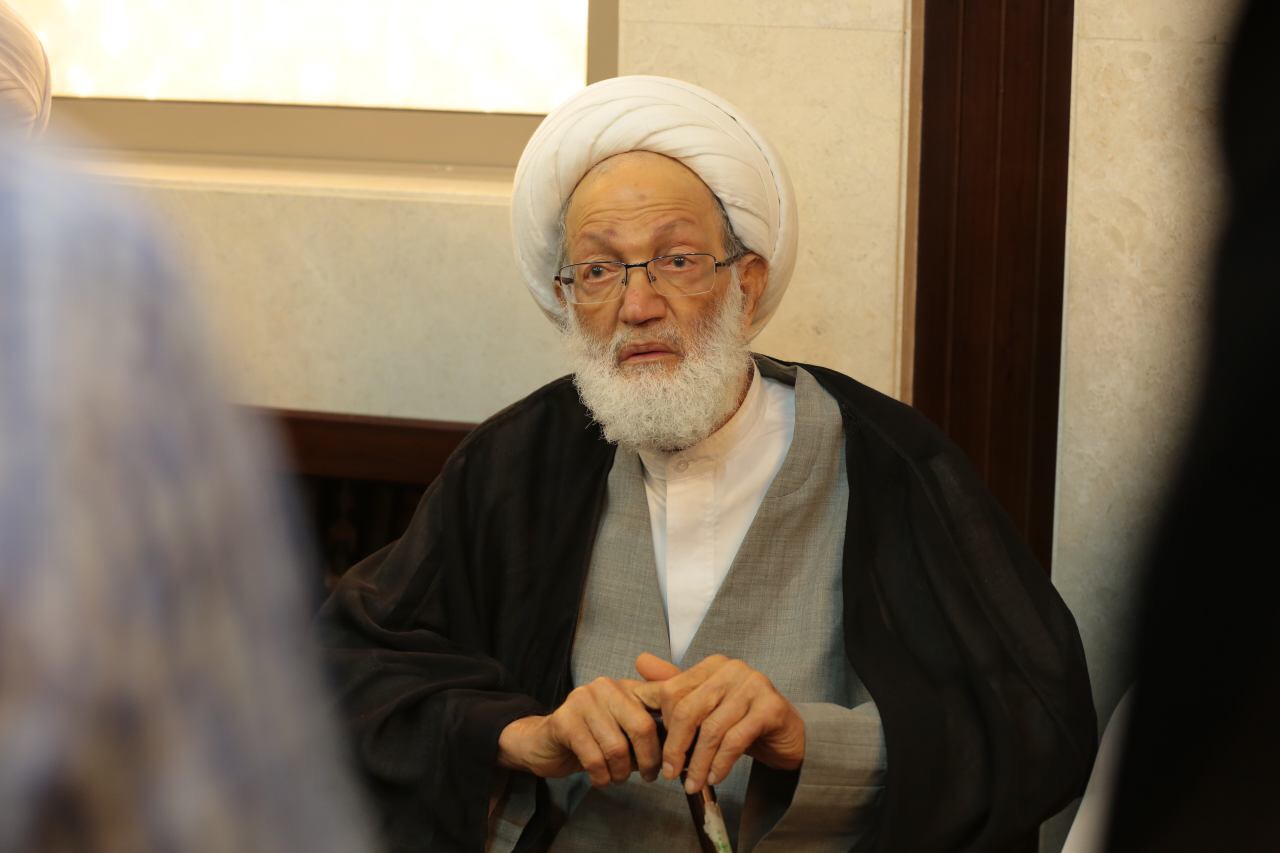 آية الله قاسم يودع رفيق دربه.. ويشارك الآلاف في التشييع المهيب للعلامة الراحل الوداعي
