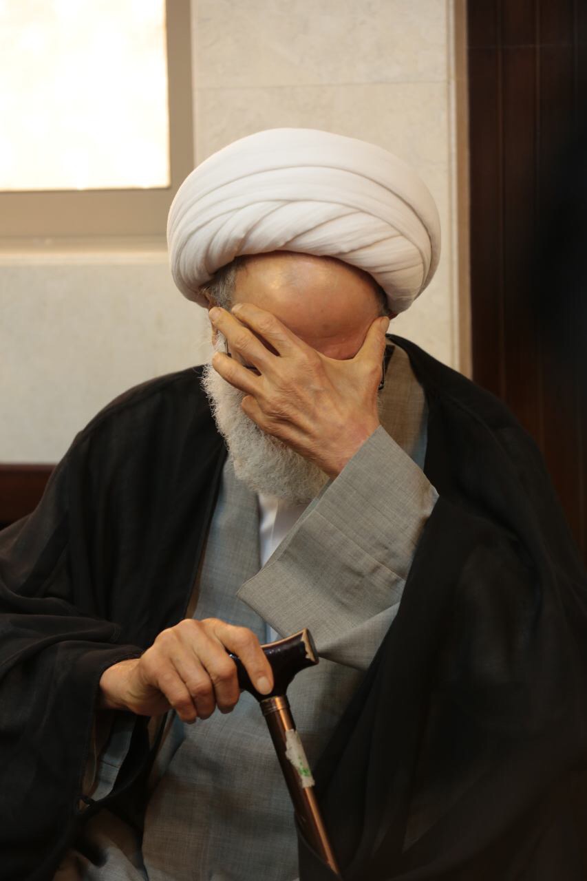 آية الله قاسم يودع رفيق دربه.. ويشارك الآلاف في التشييع المهيب للعلامة الراحل الوداعي