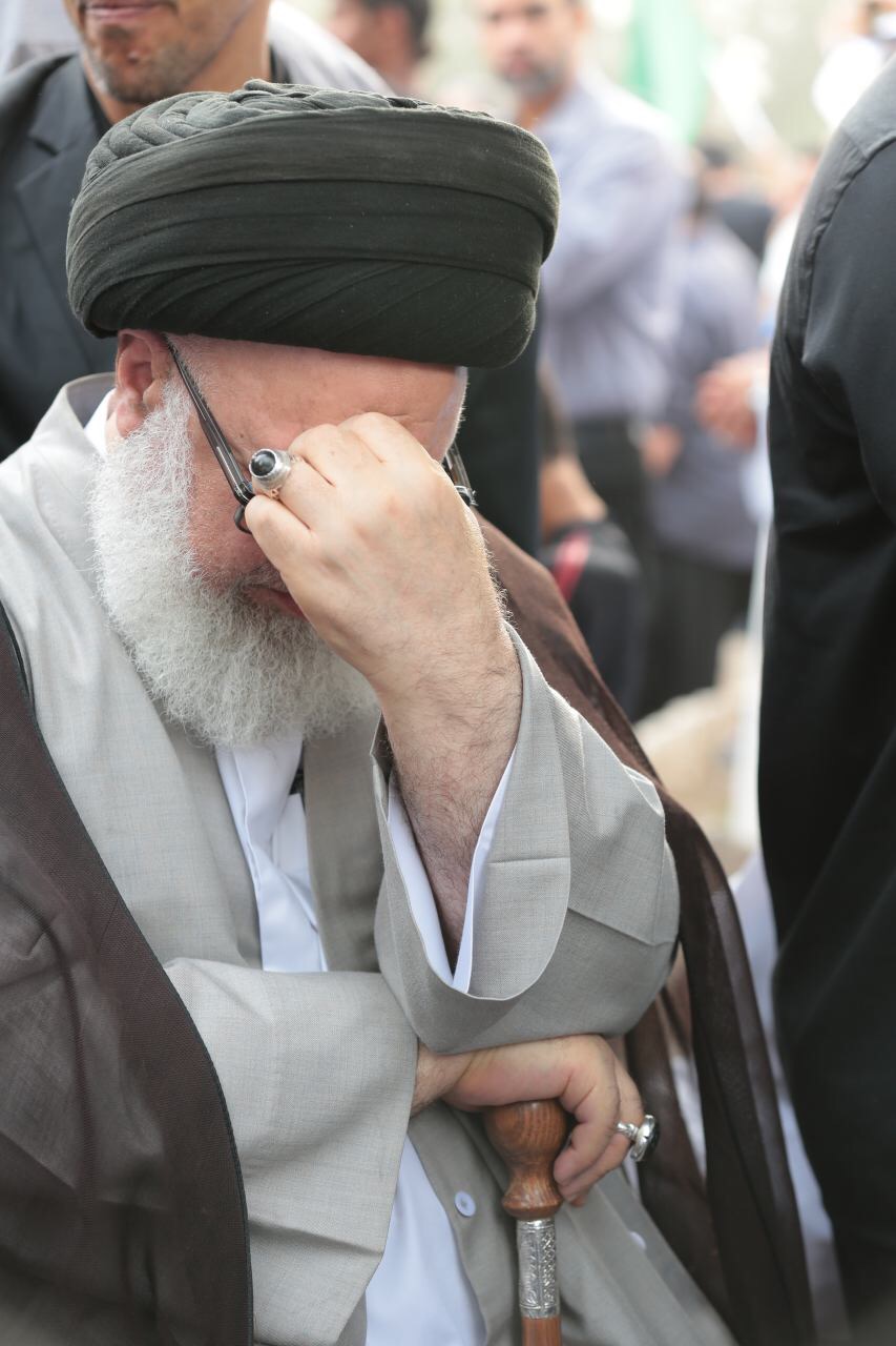 آية الله قاسم يودع رفيق دربه.. ويشارك الآلاف في التشييع المهيب للعلامة الراحل الوداعي