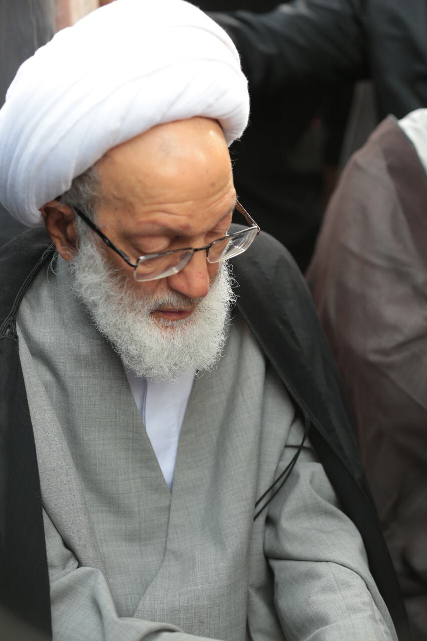 آية الله قاسم يودع رفيق دربه.. ويشارك الآلاف في التشييع المهيب للعلامة الراحل الوداعي