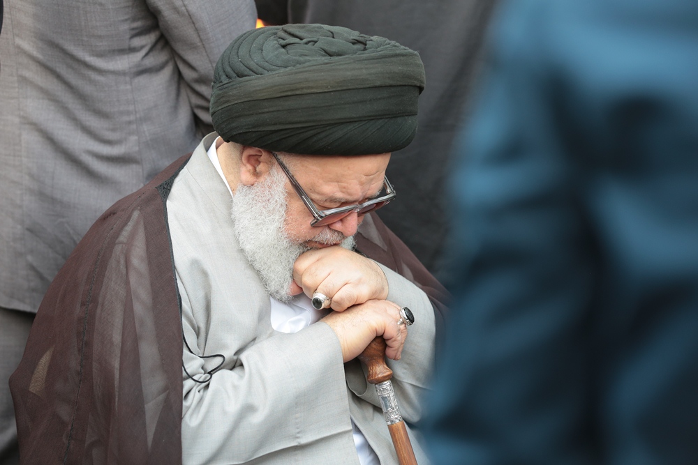 آية الله قاسم يشارك في ختام مراسم العزاء برحيل العلامة الوداعي بموكب وفاء حاشد