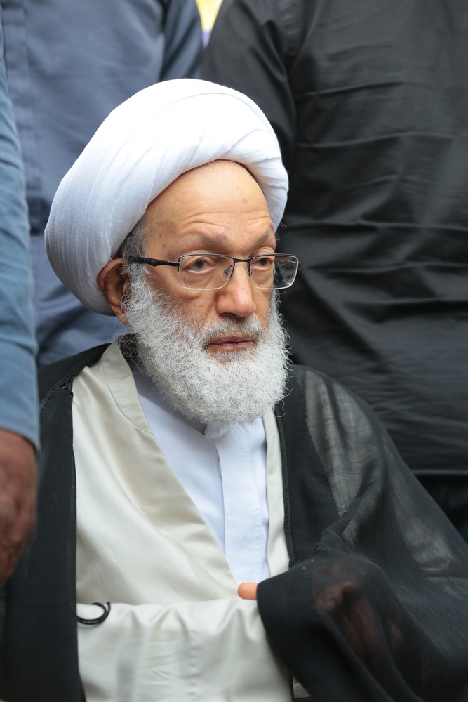 آية الله قاسم يشارك في ختام مراسم العزاء برحيل العلامة الوداعي بموكب وفاء حاشد