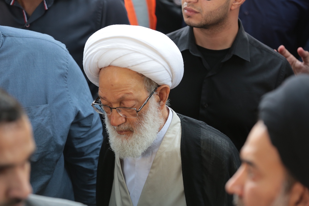 آية الله قاسم يشارك في ختام مراسم العزاء برحيل العلامة الوداعي بموكب وفاء حاشد