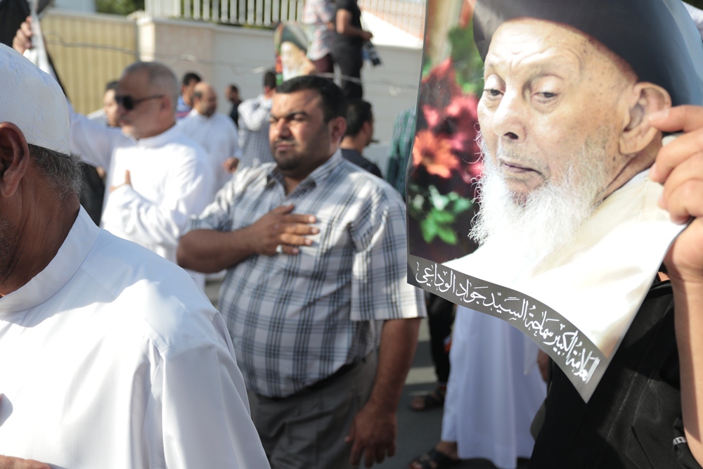 آية الله قاسم يشارك في ختام مراسم العزاء برحيل العلامة الوداعي بموكب وفاء حاشد