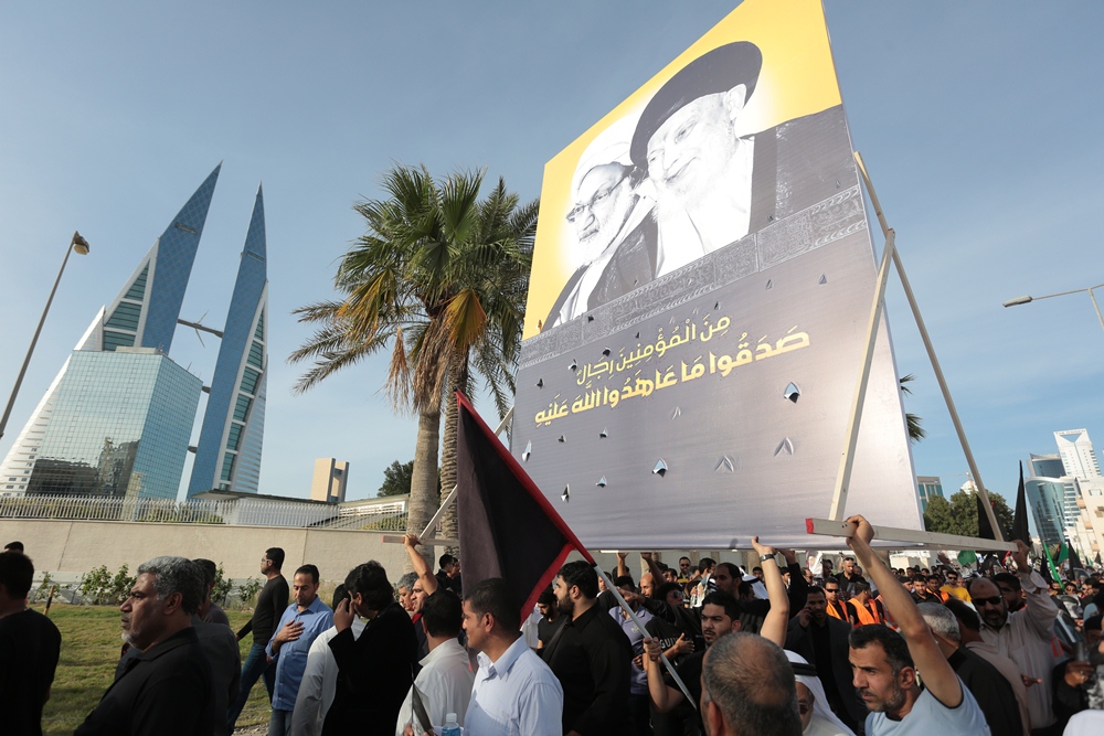 آية الله قاسم يشارك في ختام مراسم العزاء برحيل العلامة الوداعي بموكب وفاء حاشد
