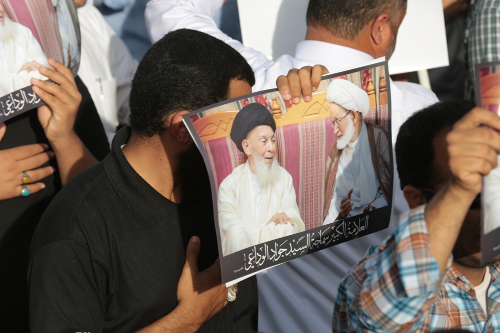 آية الله قاسم يشارك في ختام مراسم العزاء برحيل العلامة الوداعي بموكب وفاء حاشد