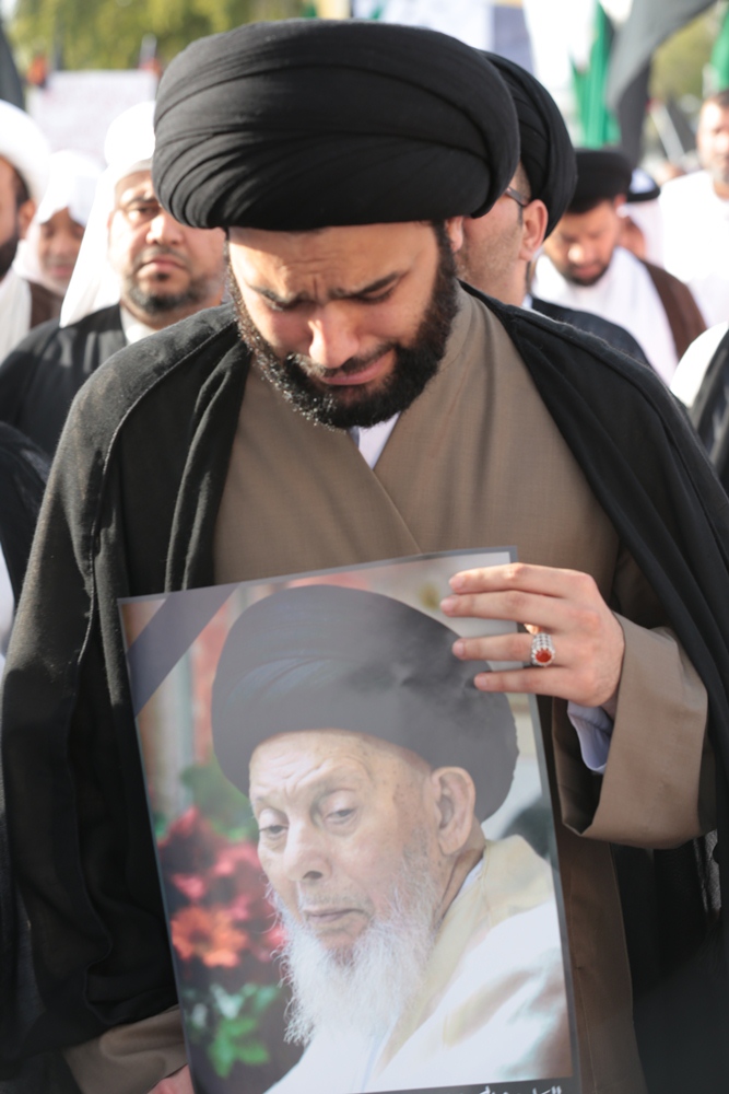آية الله قاسم يشارك في ختام مراسم العزاء برحيل العلامة الوداعي بموكب وفاء حاشد