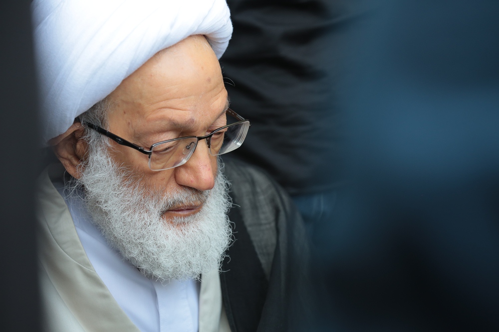 آية الله قاسم يشارك في ختام مراسم العزاء برحيل العلامة الوداعي بموكب وفاء حاشد