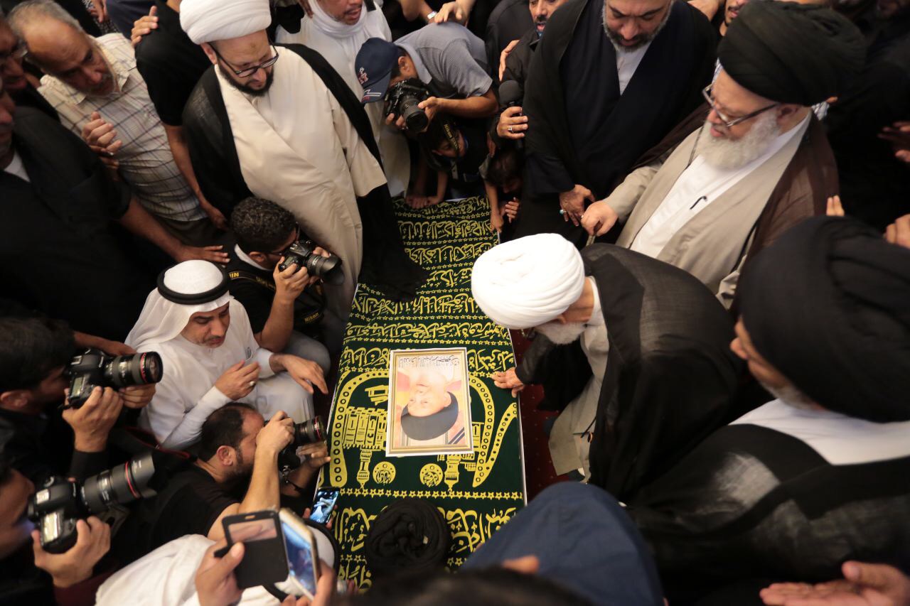 آية الله قاسم يودع رفيق دربه.. ويشارك الآلاف في التشييع المهيب للعلامة الراحل الوداعي
